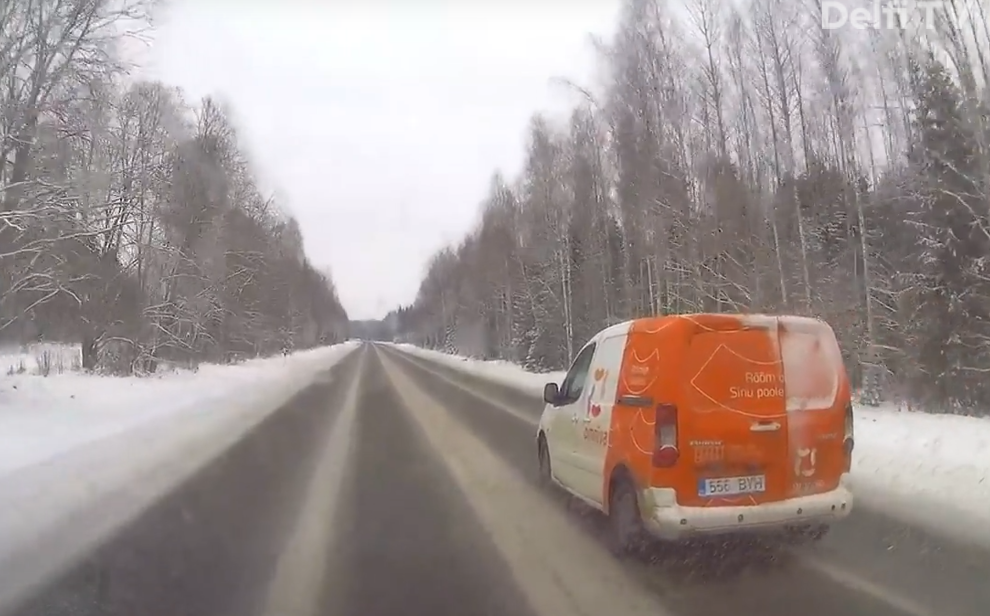 Kamēr kurjers Valgā piegādā pastu, piedzēries vīrietis ielec viņa auto un bēg no policijas - 1188.lv