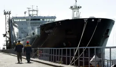 15 "ēnu flotes" tankkuģi kopš gada sākuma nomainījuši karogu pret Krievijas karogu, apiet sankcijas