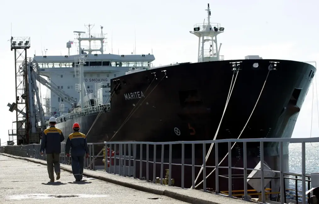 15 "ēnu flotes" tankkuģi kopš gada sākuma nomainījuši karogu pret Krievijas karogu, apiet sankcijas