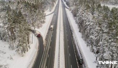 Vietām Kurzemē un valsts centrālajā daļā autoceļi sniegoti un apledo