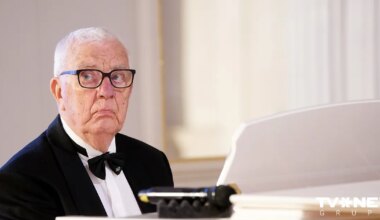 Komponists un pianists Raimonds Pauls piedalās svinīgajā Triju Zvaigžņu ordeņa pasniegšanas ceremonijā Rīgas pilī Latvijas Republikas proklamēšanas 107. gadadienā.