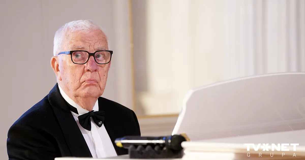 Komponists un pianists Raimonds Pauls piedalās svinīgajā Triju Zvaigžņu ordeņa pasniegšanas ceremonijā Rīgas pilī Latvijas Republikas proklamēšanas 107. gadadienā.