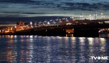 VIDEO ⟩ Uzticējās navigācijai. Kā kravas auto iesprūda zem Akmens tilta