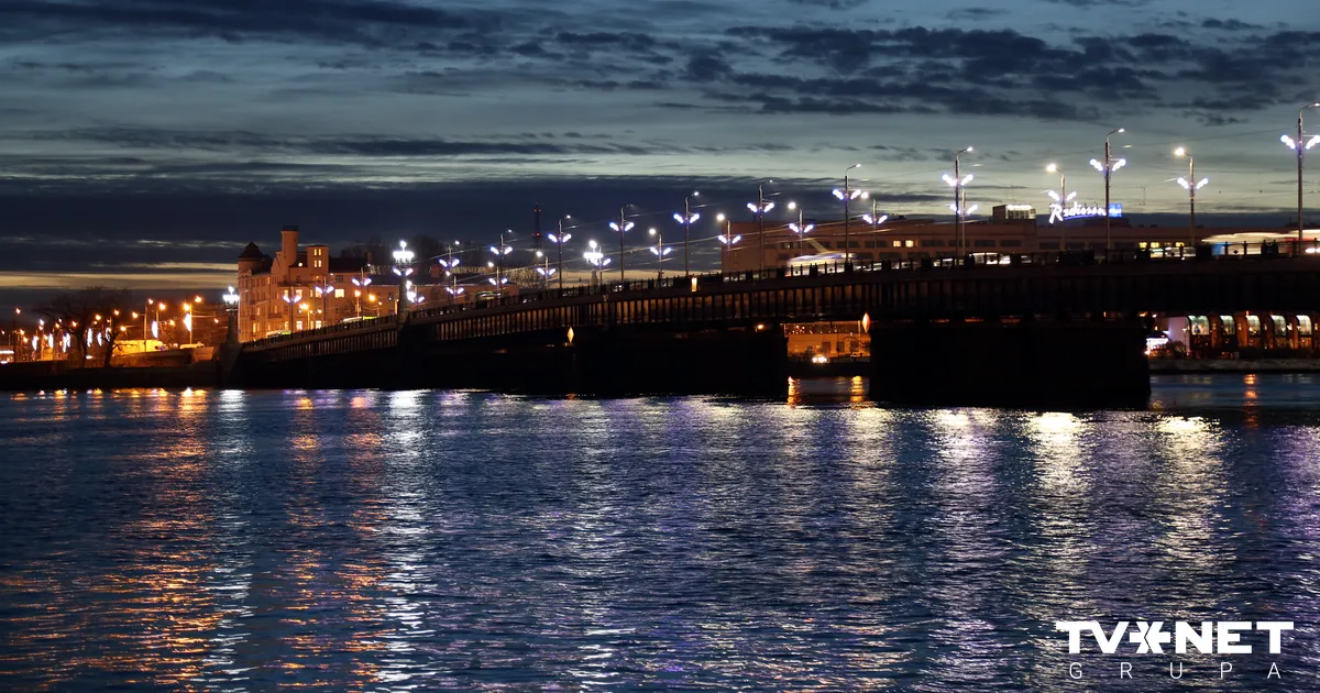 VIDEO ⟩ Uzticējās navigācijai. Kā kravas auto iesprūda zem Akmens tilta