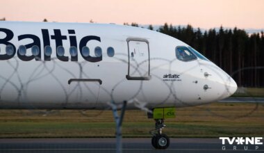 FOTO ⟩ Bija ceļā uz Dubaiju. "airBaltic" lidmašīna virs Polijas saņem signālu un atgriežas Viļņā
