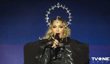 Madonna sarūgtina fanus, fotografējoties cepurē ar PSRS simboliku