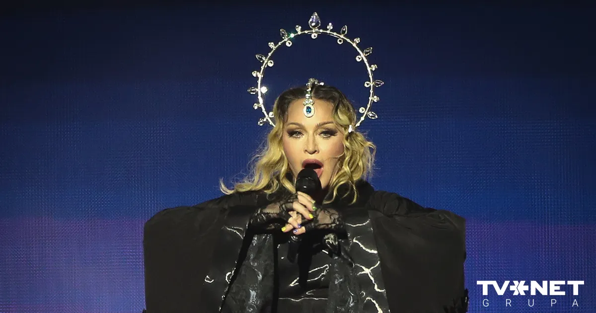 Madonna sarūgtina fanus, fotografējoties cepurē ar PSRS simboliku