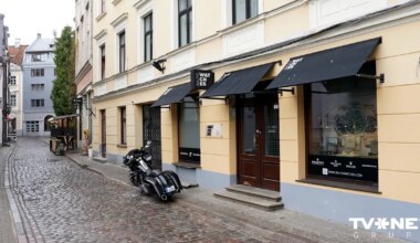 Latvijai izdoti trīs aizdomās turētie par bruņotu laupīšanu pulksteņu veikalā Vecrīgā