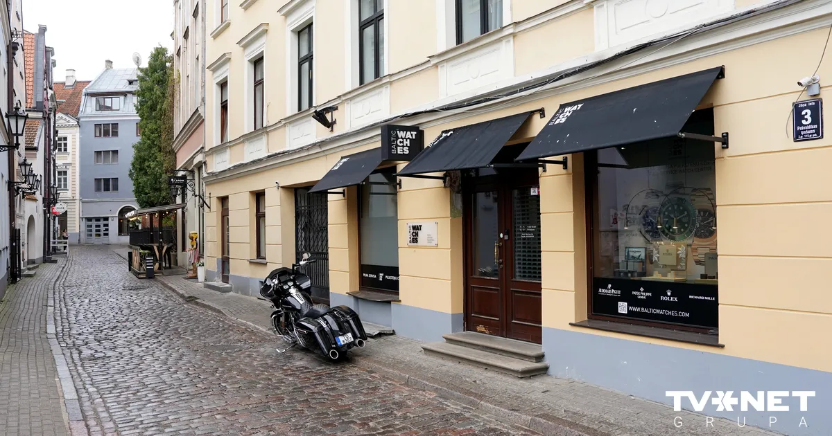Latvijai izdoti trīs aizdomās turētie par bruņotu laupīšanu pulksteņu veikalā Vecrīgā