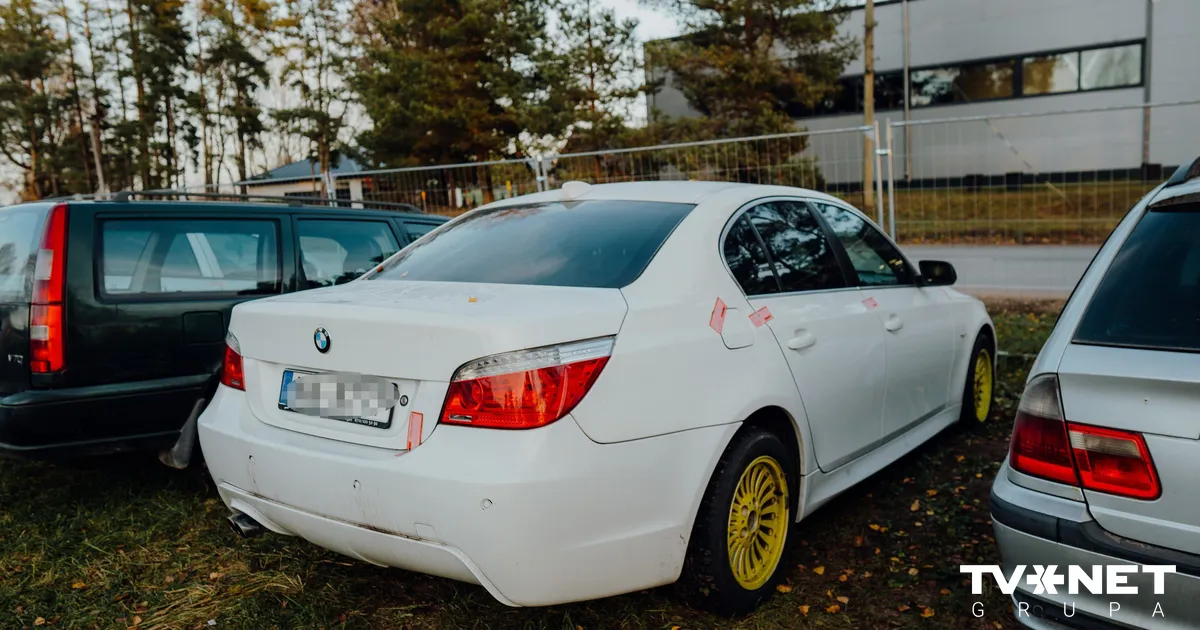 Ukrainai nodos 21 konfiscētu automašīnu