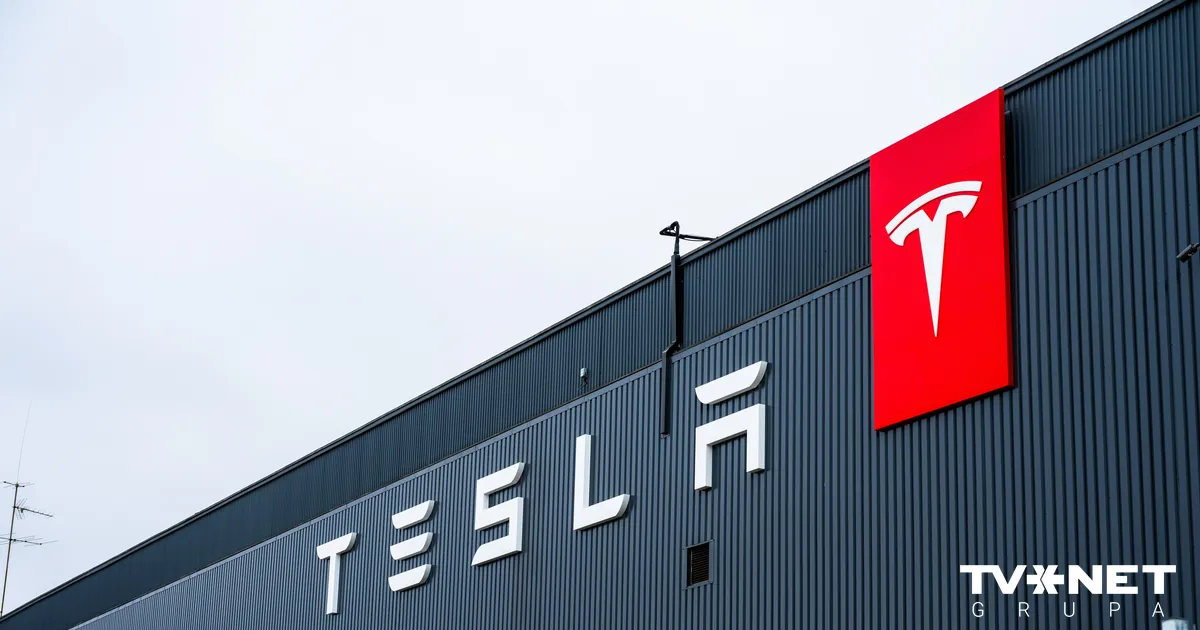 "Tesla" peļņa pērn būtiski samazinājusies; tiks pārtraukta divu automobiļu modeļu ražošana