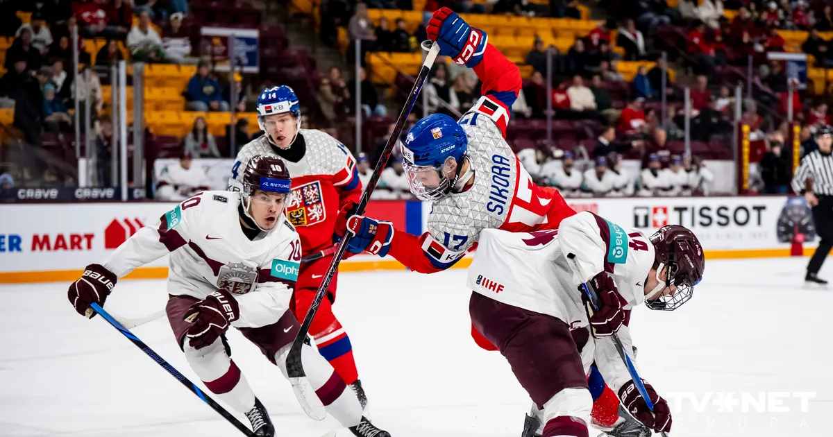 Latvijas U-20 hokejisti pirms PČ ceturtdaļfināla piedzīvo zaudējumu