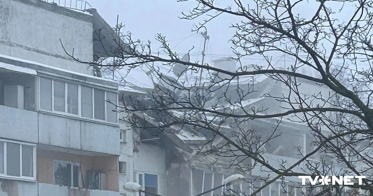 Daudzstāvu ēkā Torņkalnā iegruvis jumts. Aculiecinieki ziņo par sprādzienu