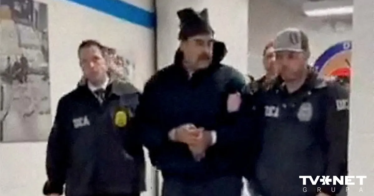 FOTO UN VIDEO ⟩ Maduro rokudzelžos atrodas aizturēšanas centrā Ņujorkā