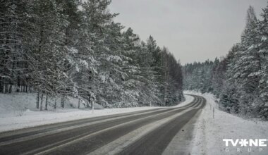 Jaunā gada pirmās darbdienas rītā daudzviet apgrūtināti braukšanas apstākļi