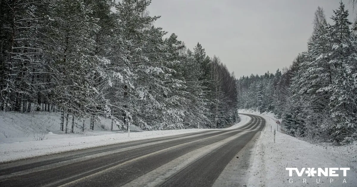 Jaunā gada pirmās darbdienas rītā daudzviet apgrūtināti braukšanas apstākļi
