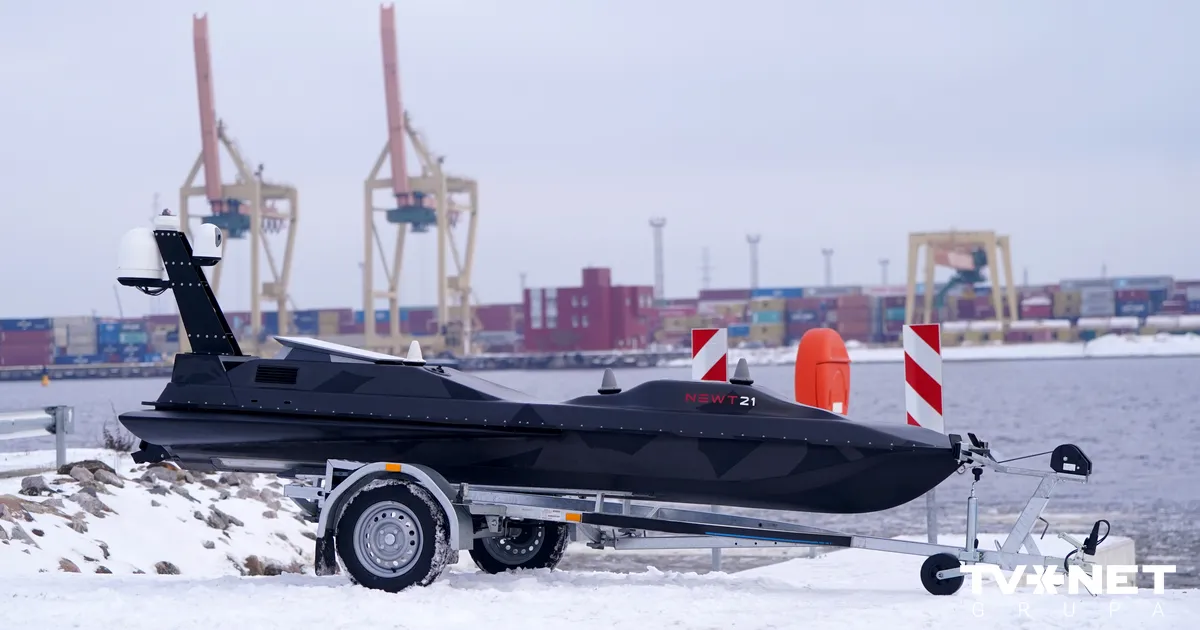 FOTO UN VIDEO ⟩ Kāds ir Latvijā ražotais jūras drons, kuru nodeva Ukrainai?