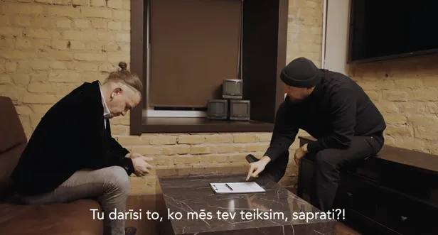 Video klipa kadrs dziesmai "Attiecību skaidrošana".