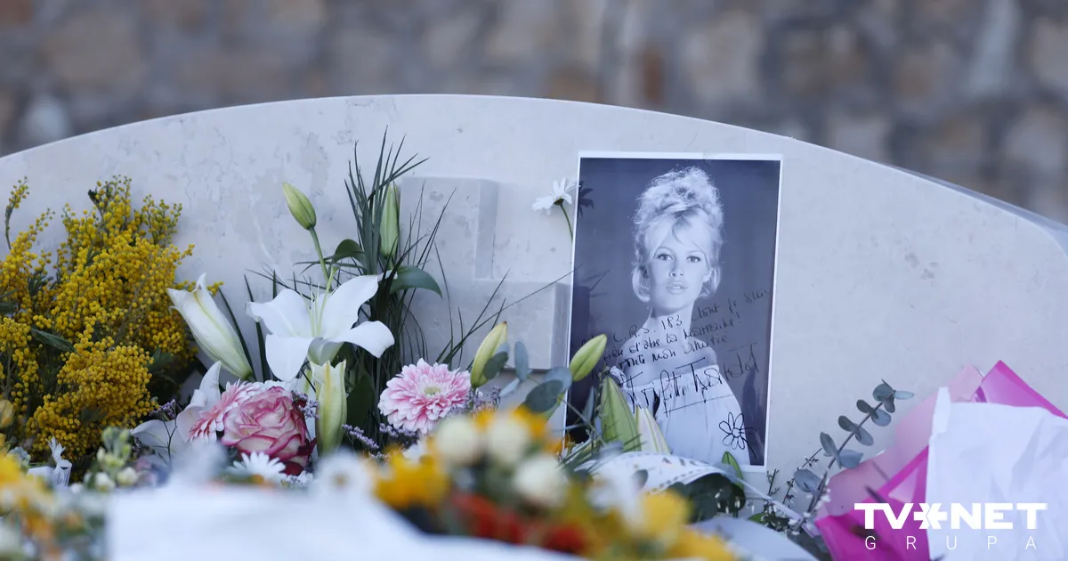 FOTO ⟩ Francija atvadās no Brižitas Bardo