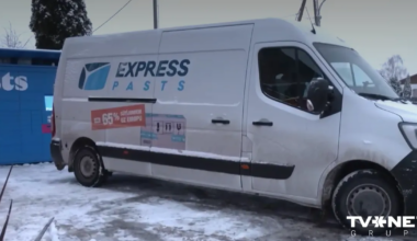 VIDEO ⟩ "Latvijas Pasta" busiņš it kā traumē sievieti. Aculiecinieka versija krasi atšķiras