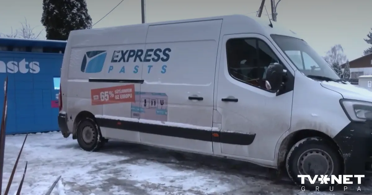 VIDEO ⟩ "Latvijas Pasta" busiņš it kā traumē sievieti. Aculiecinieka versija krasi atšķiras