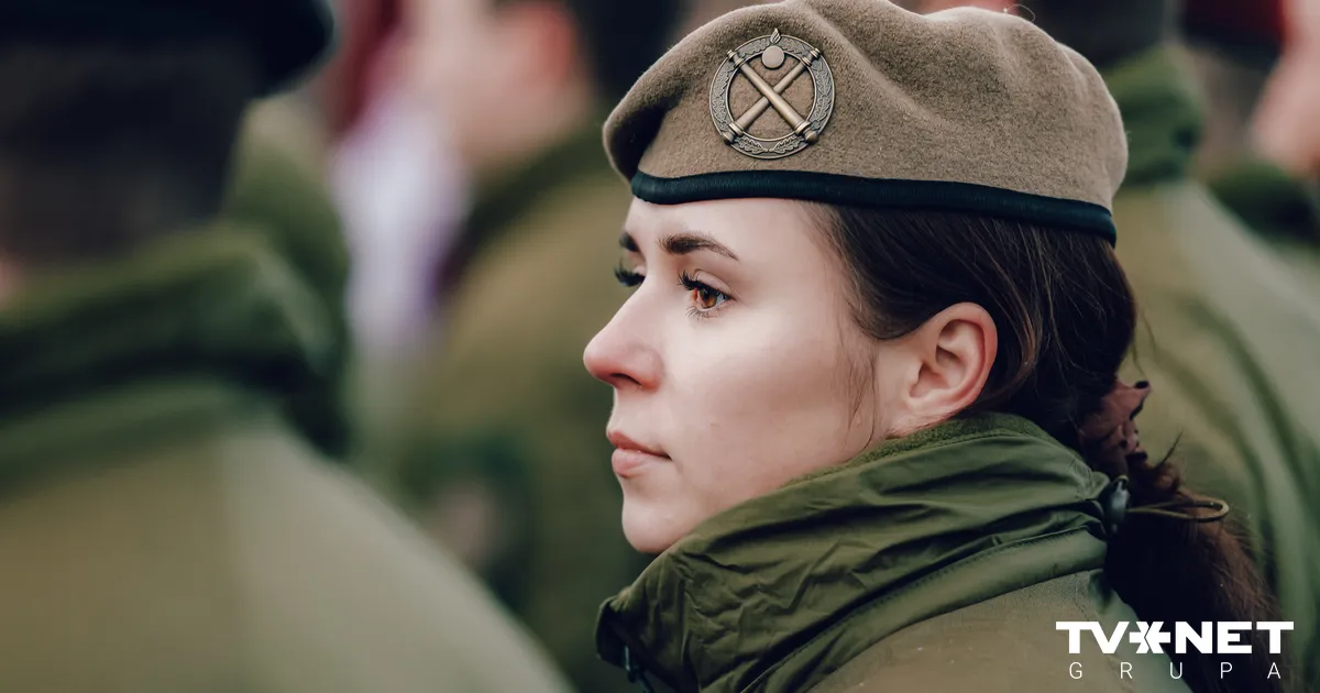 FOTO ⟩ Ceremonijā Ādažos uz misiju Kosovā pavada Latvijas karavīrus