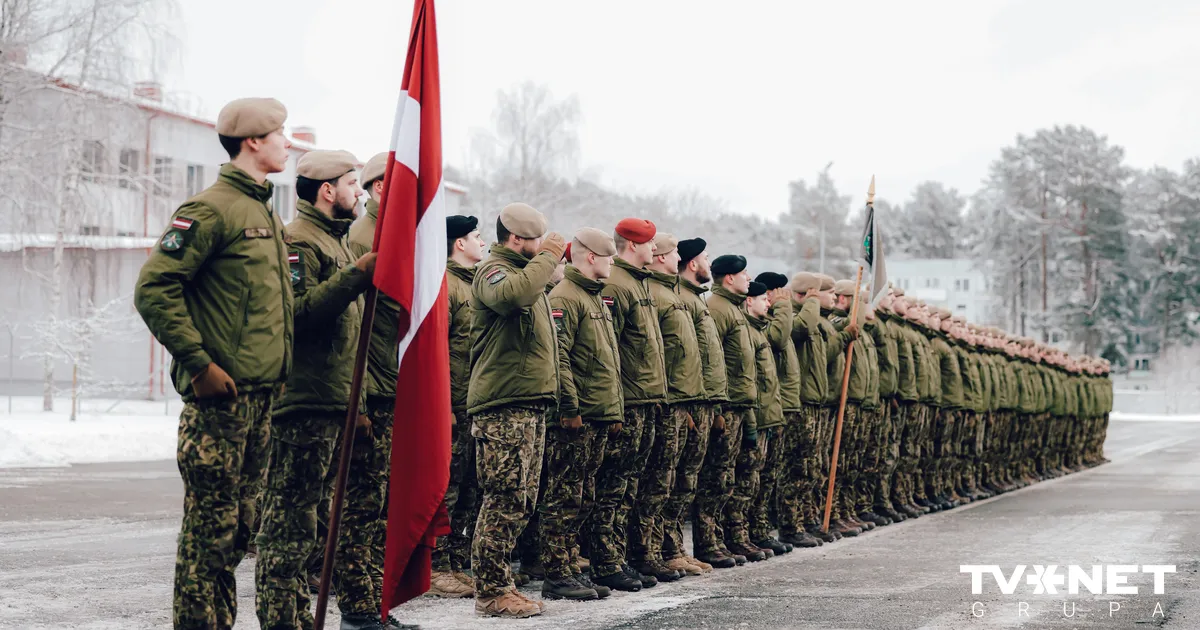 FOTO ⟩ Svinīgā ceremonijā uz operāciju Kosovā pavadīti Latvijas karavīri