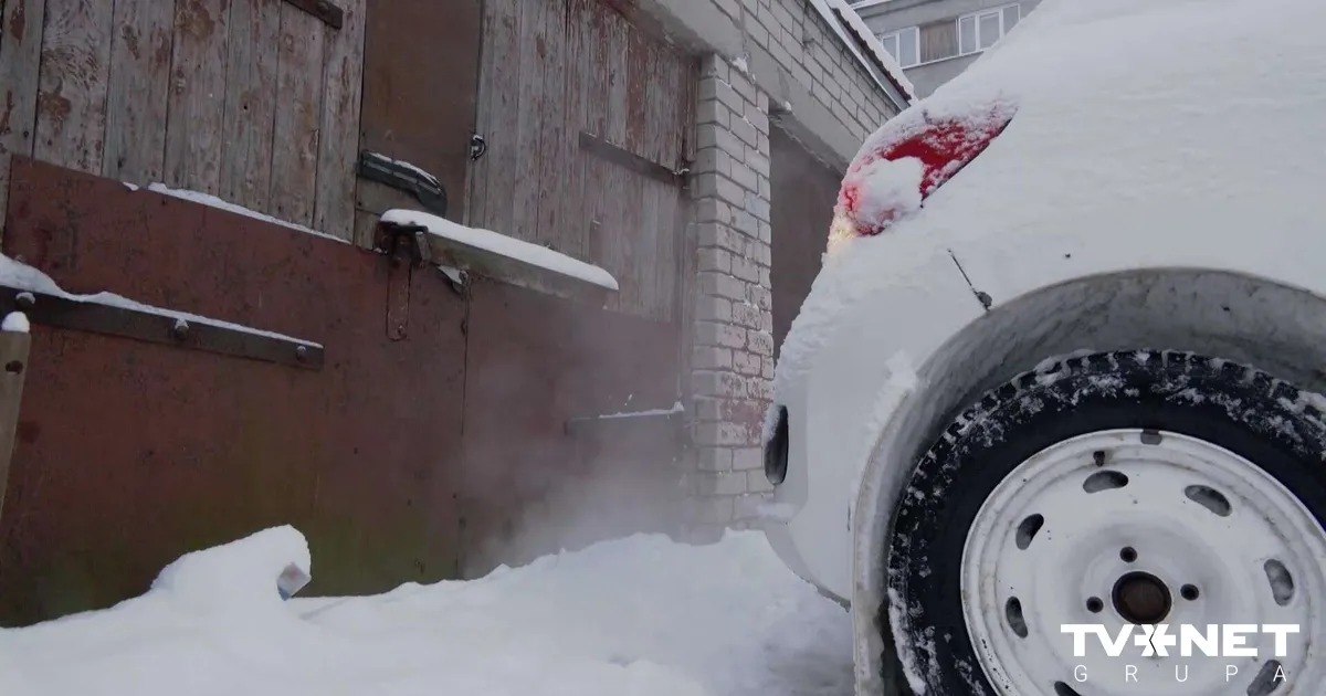VIDEO ⟩ Rīdzinieks neizpratnē par saņemto sodu — auto bijis novietots pie personīgās garāžas