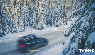 Arī svētdienas rītā sniegs un apledojums apgrūtina braukšanu visā Latvijā