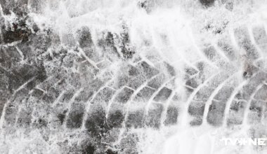 Ropažu novadā "Opel" ietriecas norobežojošā barjerā, autovadītājs iet bojā