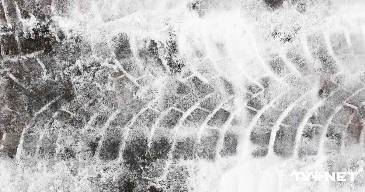 Ropažu novadā "Opel" ietriecas norobežojošā barjerā, autovadītājs iet bojā