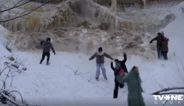 FOTO UN VIDEO ⟩ "Sajutu ledus smagumu uz ķermeņa." Biedējošs incidents pie Valastes ūdenskrituma