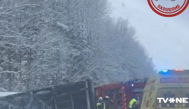 VIDEO ⟩ Traģiskā avārija Tukuma novadā – viens no spēkratiem iebraucis pretējā joslā