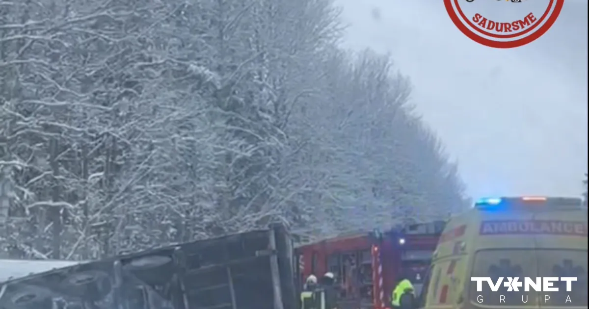 VIDEO ⟩ Traģiskā avārija Tukuma novadā – viens no spēkratiem iebraucis pretējā joslā