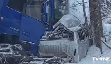 vieglais auto iebrauca pretējā joslā