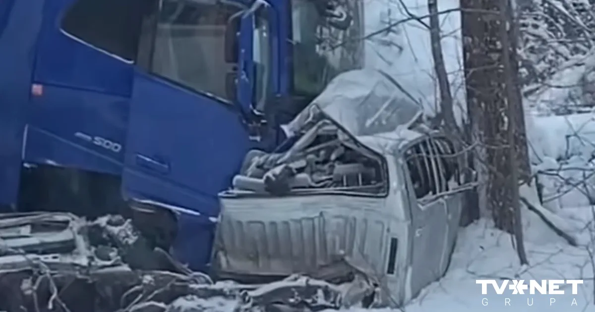 vieglais auto iebrauca pretējā joslā