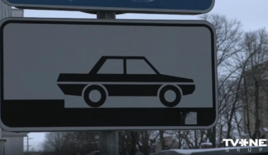 Brauktuve vai stāvvieta? Pie Daugavas sporta nama autovadītājus mulsina ceļa zīmes
