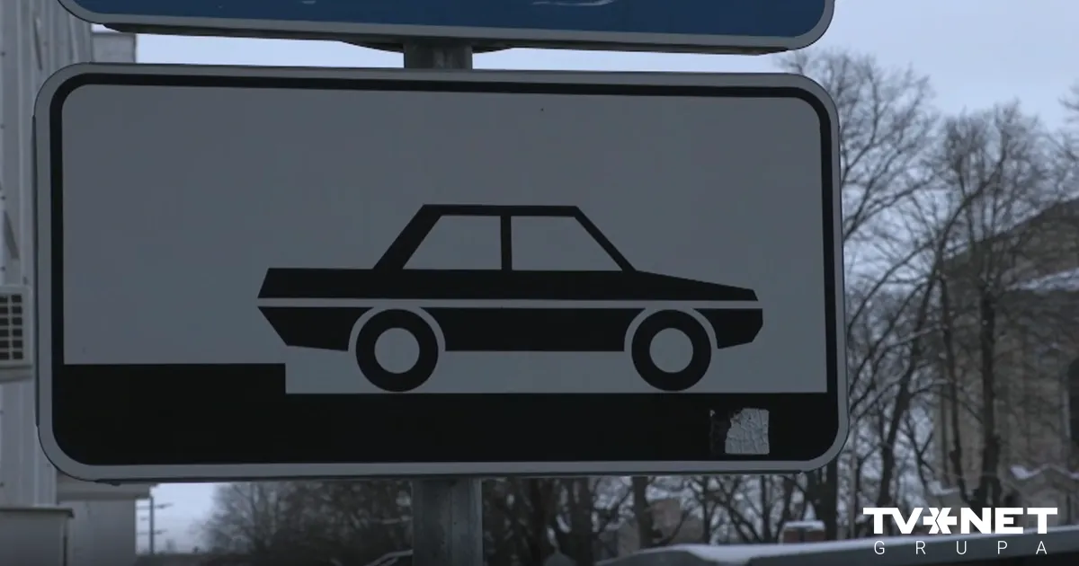 Brauktuve vai stāvvieta? Pie Daugavas sporta nama autovadītājus mulsina ceļa zīmes