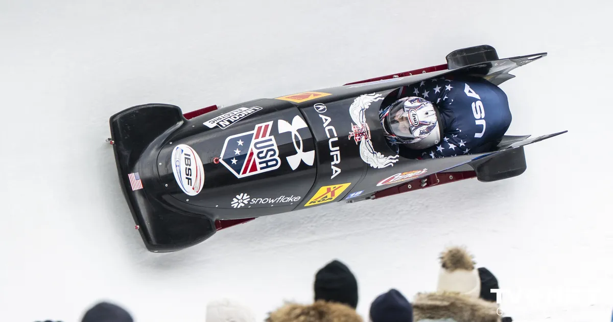 VIDEO ⟩ Biedējošs brauciens PK – trīs no četriem ASV bobslejistiem startā nespēj ielēkt kamanās