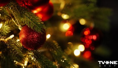 VIDEO ⟩ Aizdegusies Ziemassvētku eglīte Imantā izraisa ugunsgrēku daudzdzīvokļu namā