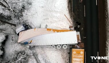 VIDEO ⟩ Ceļu uzturētāji noraida pārmetumus par Ventspils šosejas pienācīgu netīrīšanu traģēdijas dienā