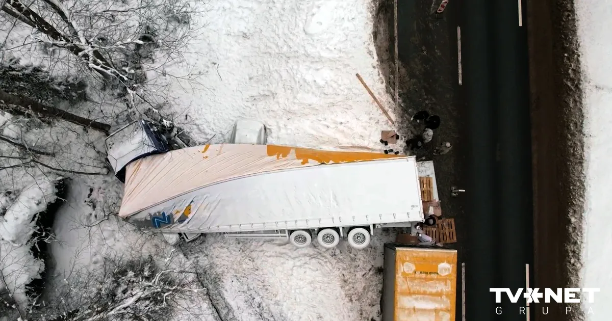 VIDEO ⟩ Ceļu uzturētāji noraida pārmetumus par Ventspils šosejas pienācīgu netīrīšanu traģēdijas dienā