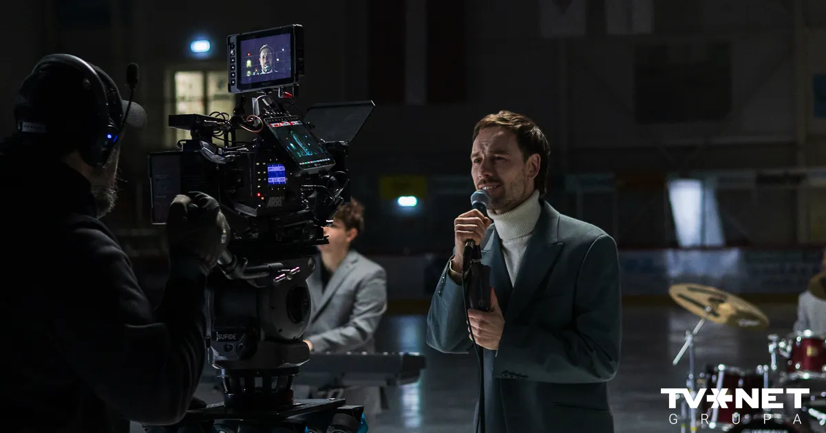 No skatuves uz ledus – Maksims Busels atklāj sevi līdz šim neredzētā ampluā