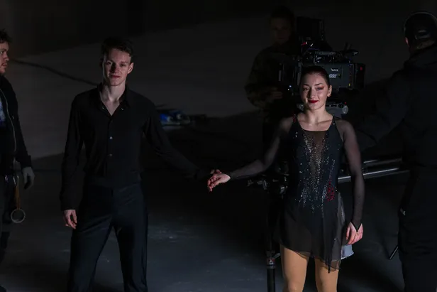 Galvenajās lomās redzami jaunie daiļslidotāji: godalgoto vietu ieguvēji Fedirs Kulišs (Fedir Kulish), Latvijas daiļslidotājs, kurš līdz 2022. gadam pārstāvēja Ukrainu, un Kira Baranovska, viena no vadošajām Latvijas junioru daiļslidotājām.