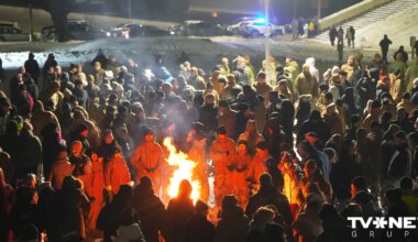 VIDEO ⟩ Zaķusalā norit barikāžu aizstāvju atceres pasākums