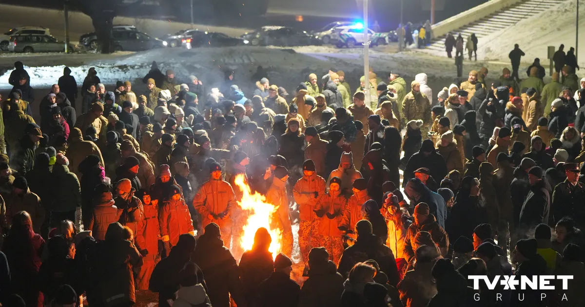 VIDEO ⟩ Zaķusalā norit barikāžu aizstāvju atceres pasākums