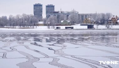 Glābēji izglābj divus bērnus, kas bija uzkāpuši uz Daugavas ledus