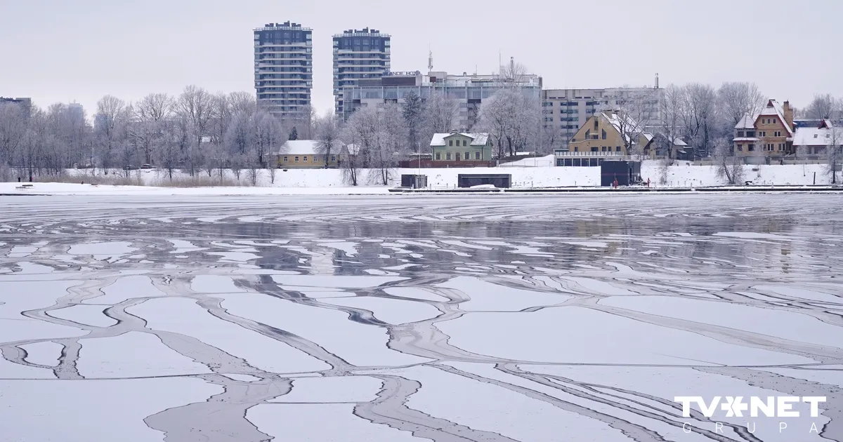 Glābēji izglābj divus bērnus, kas bija uzkāpuši uz Daugavas ledus