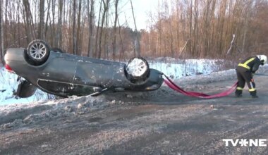 VIDEO ⟩ Otrdien Rīgā BMW vadītājs zaudē kontroli un apgāžas uz jumta. Izveidojas pamatīgs sastrēgums