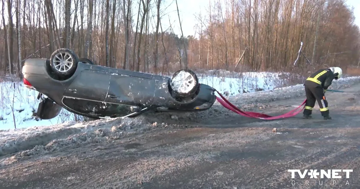 VIDEO ⟩ Otrdien Rīgā BMW vadītājs zaudē kontroli un apgāžas uz jumta. Izveidojas pamatīgs sastrēgums